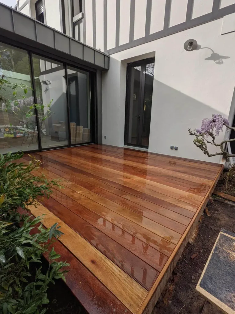 Terrasse bois récente dans un jardin à Bordeaux