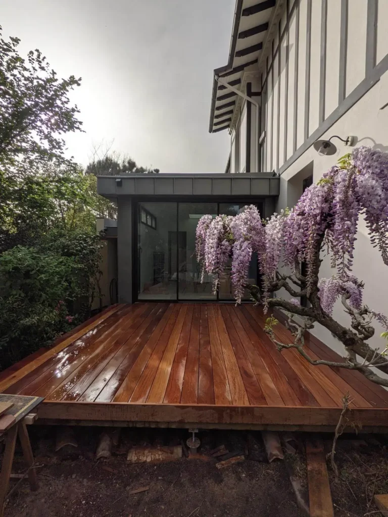 Terrasse bois dans un jardin arboré, ambiance Cestas