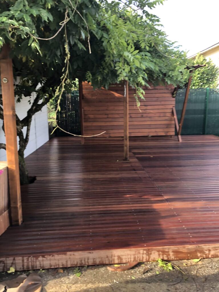 Jardin extérieur proche d’une terrasse bois