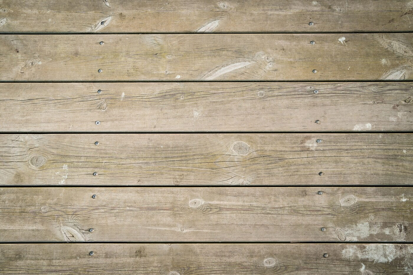 Lames de terrasse en bois clair, inspiration pin classe 4