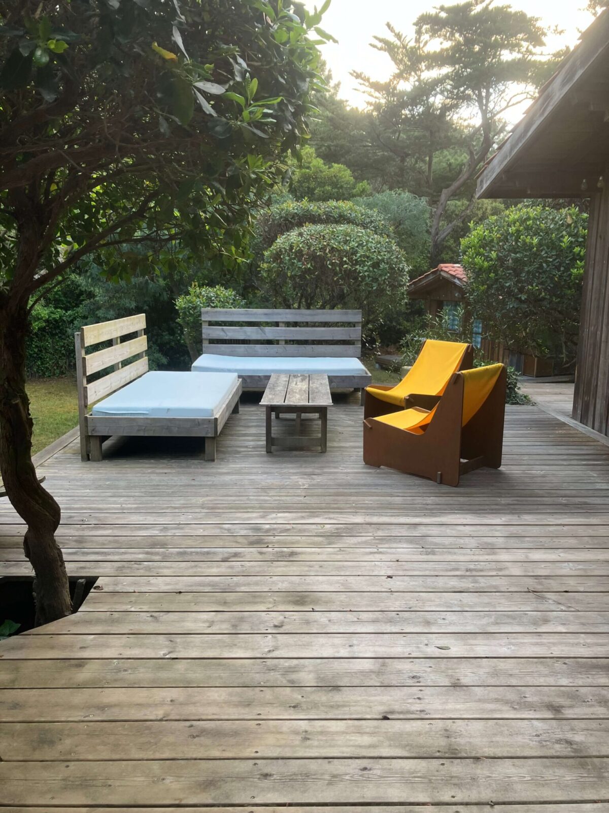 Terrasse en pin des Landes dans un jardin arboré à Pessac, chantier Terrasse Debois